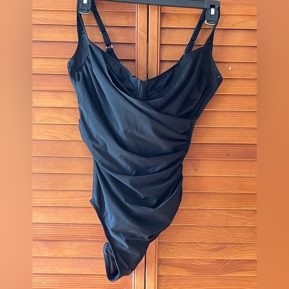 New MIRACLESUIT Must Haves Sanibel One Piece Swimsuit. Size 16DD
#77 - Picture 4 of 9